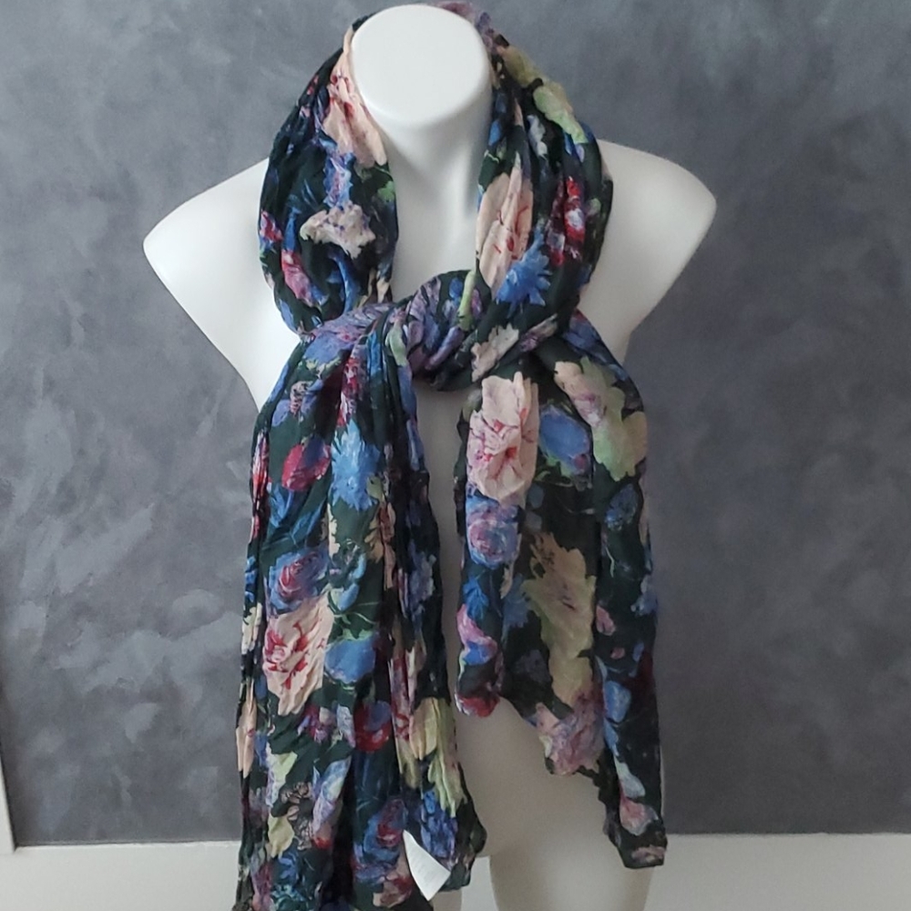 14th & Union Green Floral Design Scarf